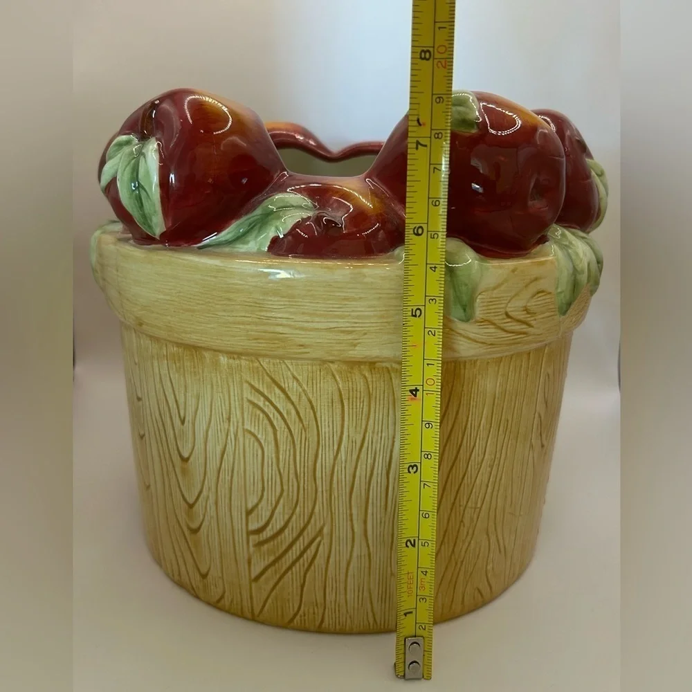 Oneida‎ Ceramic Apple Basket
